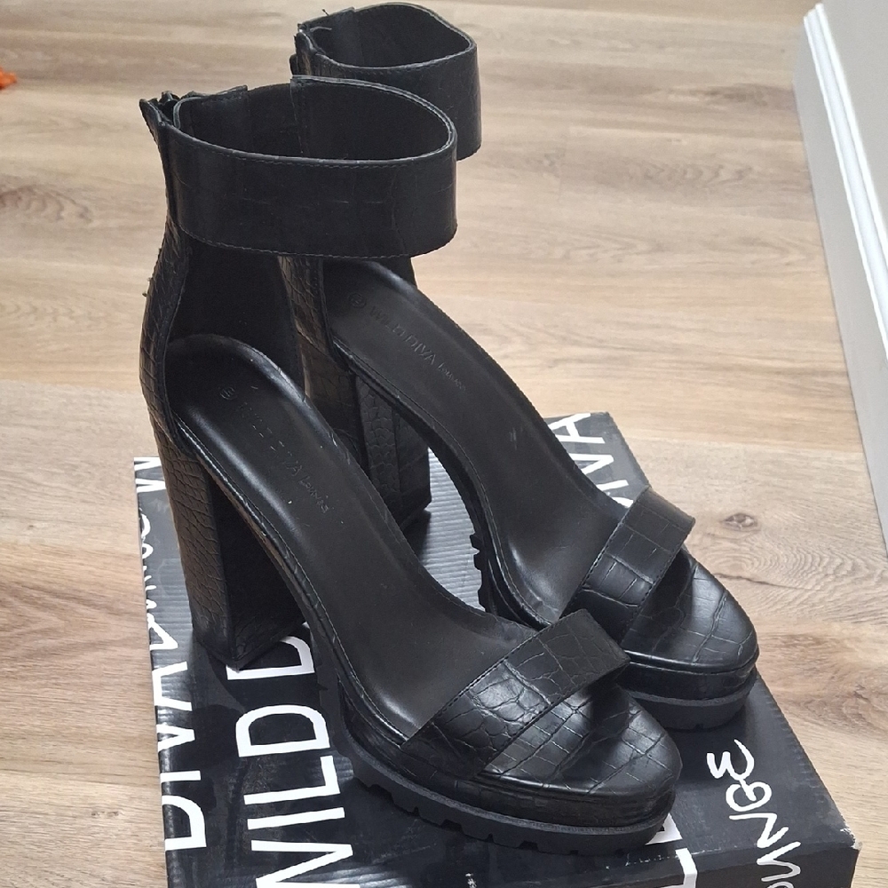 Wild Diva Black High Heel Sandals Sz 10 NWB
